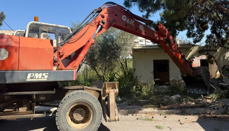 Κατεδαφίστηκαν-αυθαίρετα-κτίσματα-στο-ρέμα-της-Πικροδάφνης,-στο-Παλαιό-Φάληρο