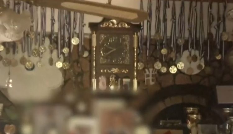 Η-γιαγιά-του-26χρονου-αρσιβαρίστα-από-την-Κεφαλονιά-δείχνει-τα-μετάλλια-και-ξεσπά