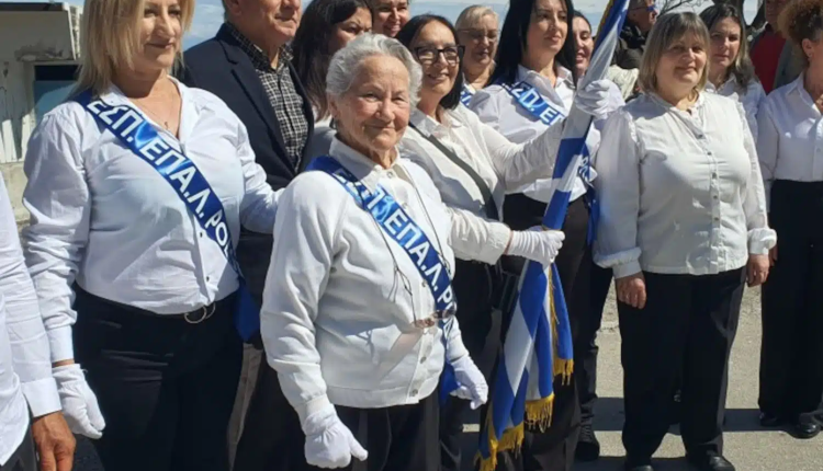 82χρονη-στη-Ρόδο-πηγαίνει-στο-ίδιο-σχολείο-με-τον-εγγονό-της-–-«Αν-σε-πειράξει-κανένας,-γιαγιά,-να-μου-το-πεις»