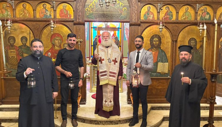 Άφιξη-του-Αγίου-Φωτός-στην-Αλεξάνδρεια-–-Άναψε-η-ακοίμητη-κανδήλα-του-Πατριαρχικού-Παρεκκλησίου-των-Αγ.-Θεοδώρων