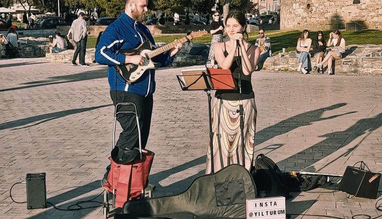 Ο-δήμος-Θεσσαλονίκης-πήρε-πίσω-το-πρόστιμο-των-300-ευρώ-σε-μουσικούς-του-δρόμου