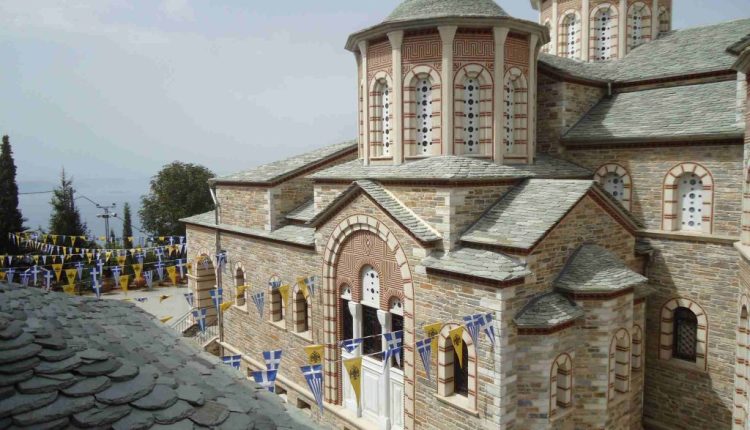 Ζωντανά-στο-Ραδιόφωνο-της-Πεμπτουσίας-η-Θεία-Λειτουργία-από-τον-Γέροντα-Εφραίμ-στην-ΙΜ.-Παμμεγίστων-Ταξιαρχών-Πηλίου