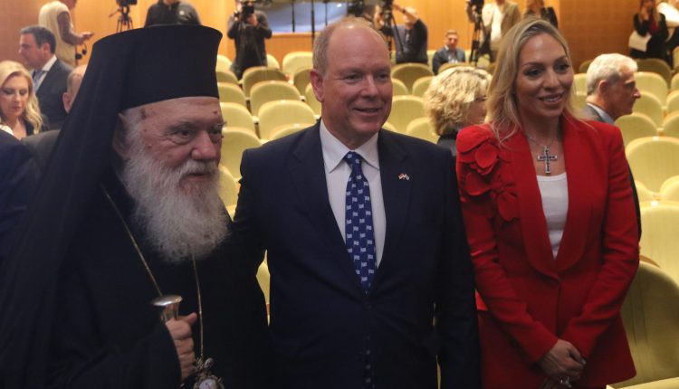 Ο-Αρχιεπίσκοπος-Ιερώνυμος-με-τον-πρίγκιπα-Αλβέρτο-στα-εγκαίνια-του-προξενείου-του-Μονακό-στην-Κηφισιά