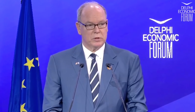 Πρίγκιπας-Αλβέρτος:-Με-δύο-καρφίτσες-στο-πέτο,-τη-σημαία-του-Μονακό-και-της-Ελλάδας,-στο-Φόρουμ-των-Δελφών