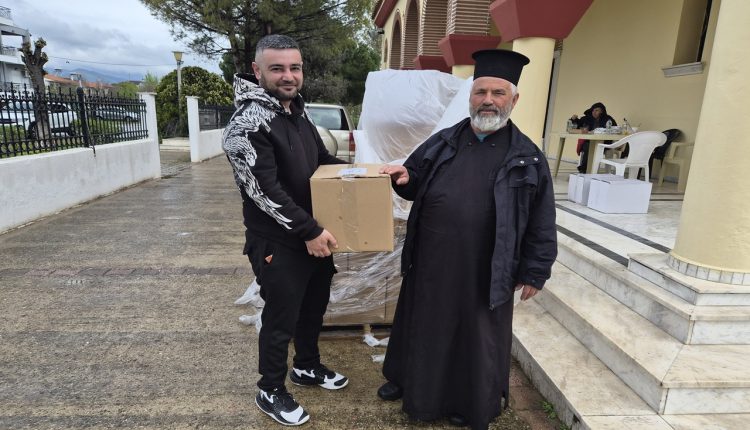 Διανομή-δεμάτων-–-τροφίμων-από-την-Μητρόπολη-Μαρωνείας-και-Κομοτηνής