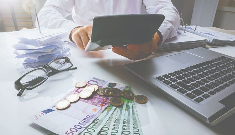 Μειώθηκε-η-συνολική-φορολογική-επιβάρυνση-των-μισθών-στην-Ελλάδα-το-2025