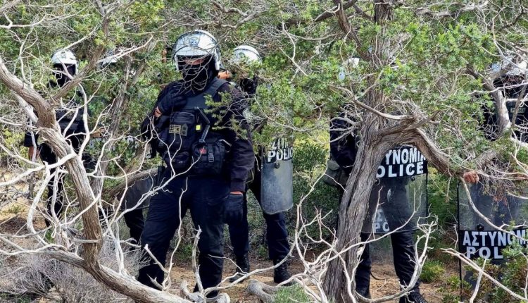 Επέμβαση-ΜΑΤ-στη-Γαύδο-για-αυτοσχέδιες-καλύβες-σε-παραλίες