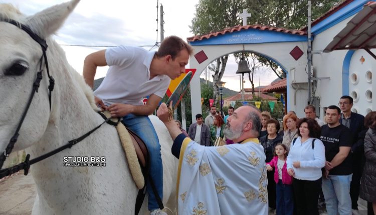 Με-άλογα-η-περιφορά-της-εικόνας-του-Αγίου-Γεωργίου-στα-Λευκάκια-Ναυπλίου