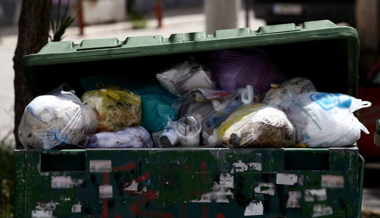 Πώς-αποφεύχθηκε-η-τραγωδία-με-τον-άστεγο-που-κοιμόταν-μέσα-σε-κάδο-απορριμμάτων-στη-Θεσσαλονίκη-–-Τι-συνέβη