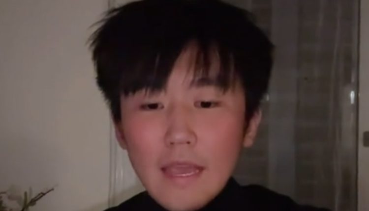 Κινέζος-που-μένει-στην-Ελλάδα-τραγουδά-το-«Παραμυθιάζομαι»-του-Παντελίδη-και-«ρίχνει»-το-tiktok