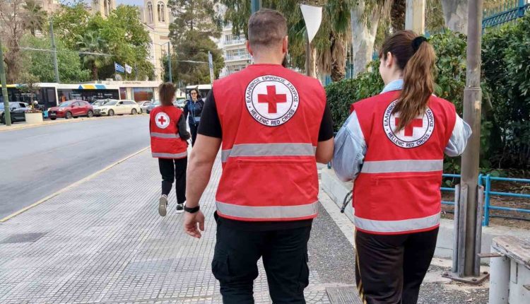 Υποστήριξη-αστέγων-στον-Πειραιά-από-τον-Ελληνικό-Ερυθρό-Σταυρό