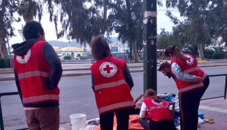 Νυχτερινή-παρέμβαση-στον-δρόμο:-Ο-Ελληνικός-Ερυθρός-Σταυρός-δίπλα-στους-αστέγους-στον-Πειραιά