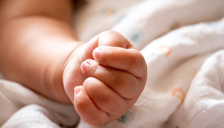 Πάτρα:-Θρήνος-για-το-βρέφος-14-ημερών-που-κατέληξε-στο-νοσοκομείο-«Άγιος-Ανδρέας»