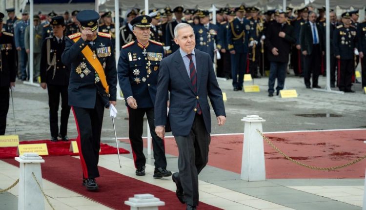 Ο-Θανάσης-Δαβάκης-στην-τελετή-εορτασμού-του-Προστάτη-του-Στρατού-Ξηράς-Αγίου-Γεωργίου-στη-Σχολή-Πεζικού