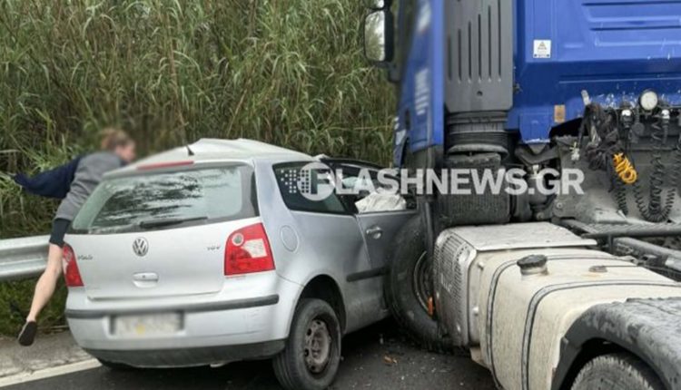 Μετωπική-σύγκρουση-ΙΧ.-με-τράκτορα-στον-ΒΟΑΚ-–-Απεγκλωβίστηκε-βαριά-τραυματισμένος-ο-οδηγός