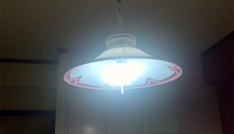 Η-στιγμή-του-σεισμού-μέσα-από-κατοικία-στις-Μοίρες-–-Φωτιστικά-«χορεύουν»