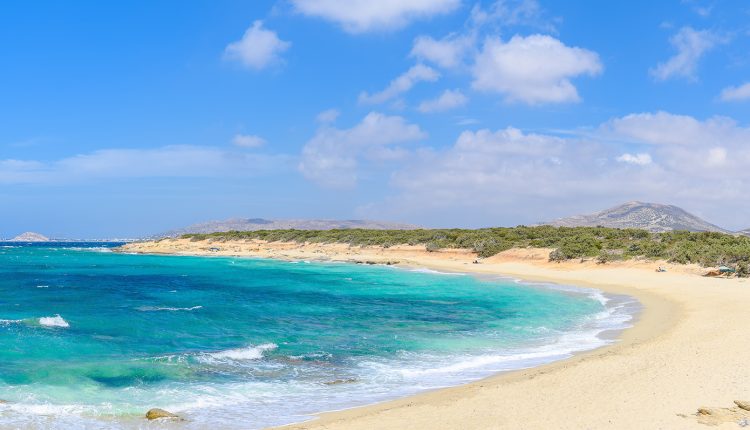 Αυτές-είναι-οι-251-«Απάτητες-Παραλίες»-της-Ελλάδας-–-«Φρένο»-σε-ομπρέλες-και-ξαπλώστρες