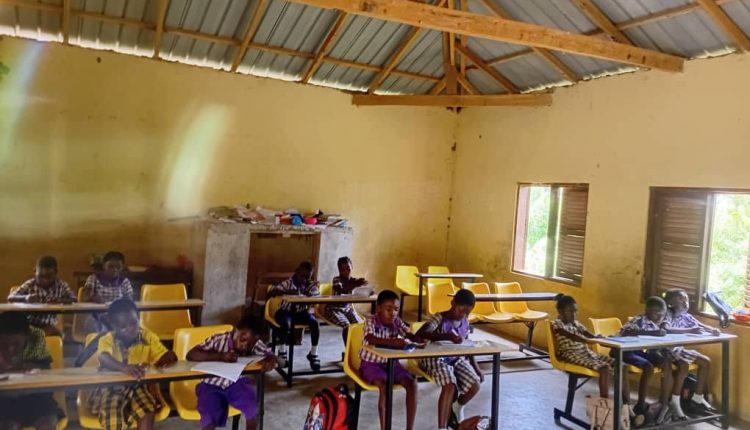 Δωρεά-θρανίων-από-την-Ιερά-Μητρόπολη-Άκκρας