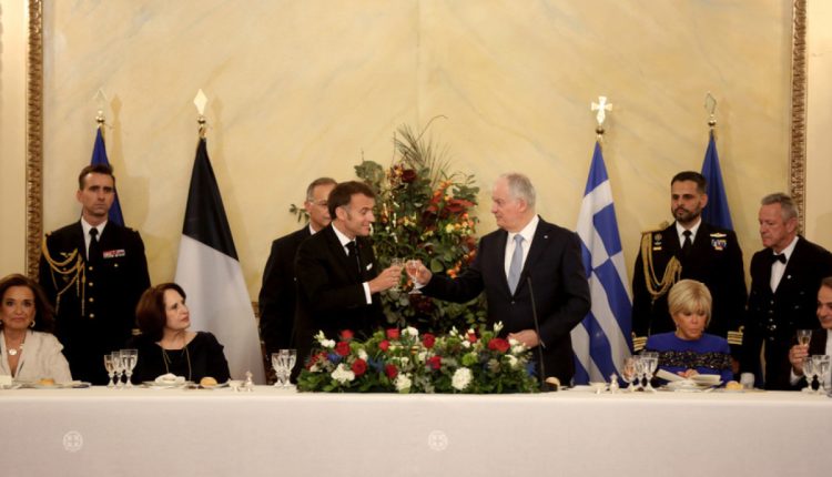 Εμ-Μακρόν-σε-Κ.-Τασούλα-στα-ελληνικά:-Ελλάς-Γαλλία-Συμμαχία