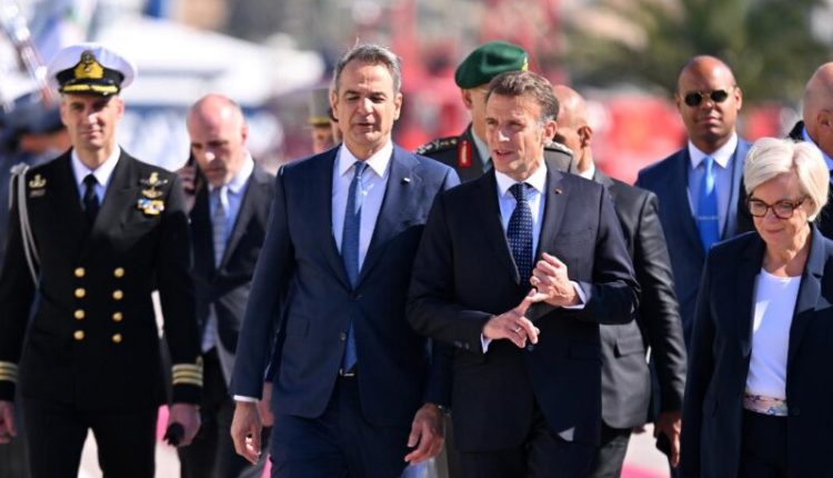 Στη-φρεγάτα-«Κίμων»-ο-Κ-Μητσοτάκης-με-τον-Εμ.-Μακρόν