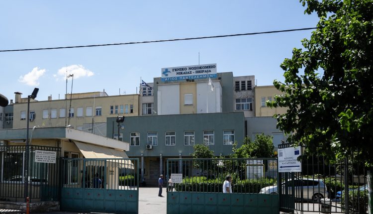 Πανικός-στο-Γενικό-Κρατικό-Νίκαιας:-Άνδρας-απειλούσε-πολίτες-με-όπλο-στο-προαύλιο-–-Ήταν-ρέπλικα