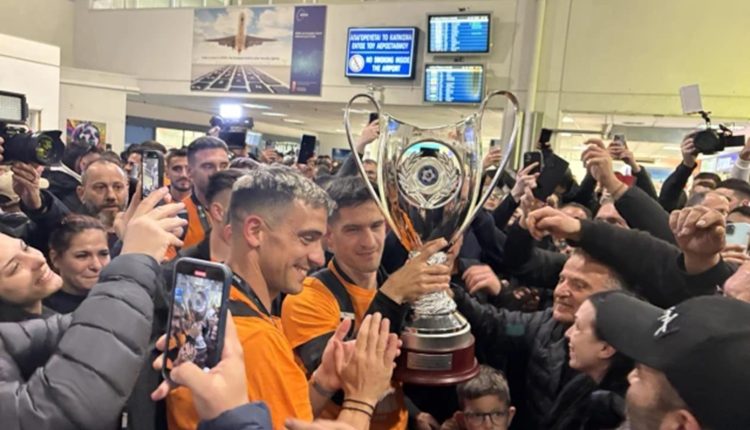 Παροξυσμός-στο-αεροδρόμιο-του-Ηρακλείου-κατά-την-άφιξη-των-Κυπελλούχων:-Οι-φίλαθλοι-του-ΟΦΗ-σήκωσαν-στα-χέρια-τον-Κόντη