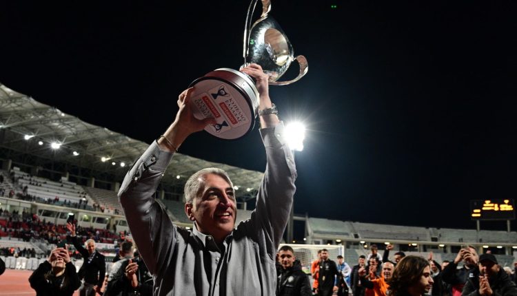 ΟΦΗ:-Χόρεψε-«νύχτα-ξελογιάστρα»-με-το-Κύπελλο-ο-Μπούσης!