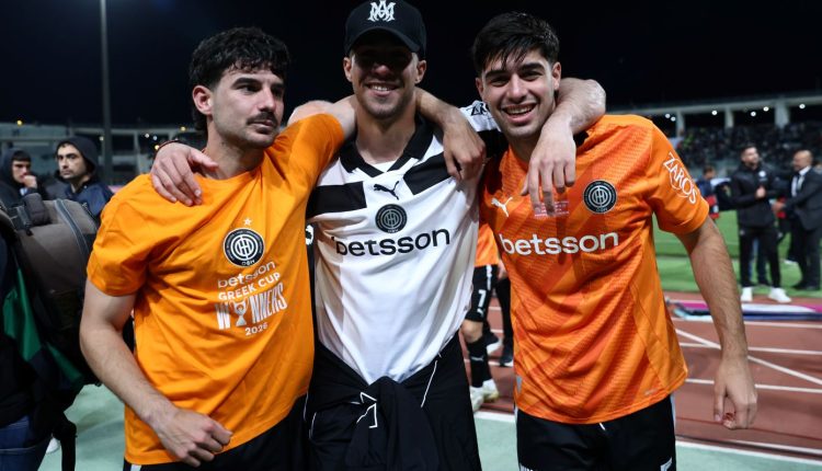 ΟΦΗ:-Πανυγήρισε-με-τον-αδερφό-του-ο-Κωστούλας