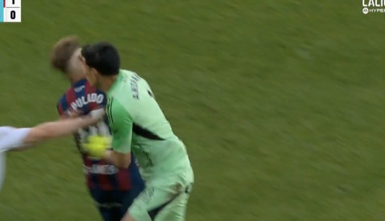 Χαμός-στο-Ουέσκα-–-Σαραγόσα:-Τρομερή-γροθιά-του-τερματοφύλακα-σε-αντίπαλο