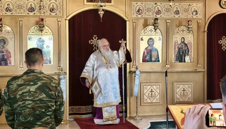 Ο-Επίσκοπος-Πολυστύλου-στο-παρεκκλήσι-του-Στρατοπέδου-Καταδρομών-Γλαύκης