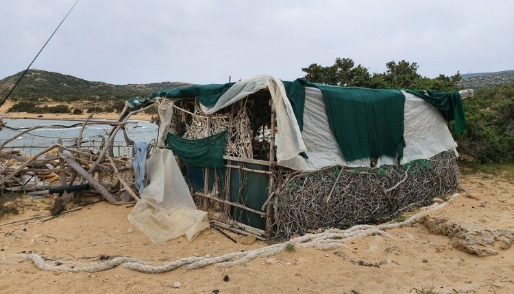 «Πόλεμος»-στη-Γαύδο-για-τις-«καβάτζες»-και-τα-ΜΑΤ-στην-παραλία-–-Τι-υποστηρίζουν-οι-δύο-πλευρές-για-τις-αυτοσχέδιες-καλύβες