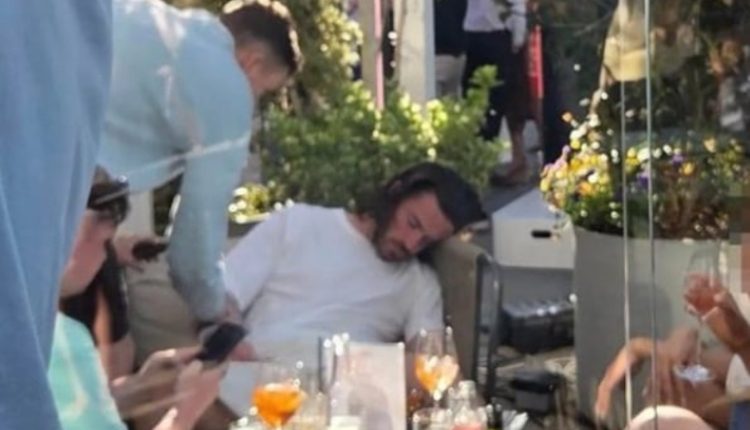 Σάλος-στην-Αγγλία:-Ο-Τζακ-Γκρίλις-αποκοιμήθηκε-μεθυσμένος-σε-μπαρ