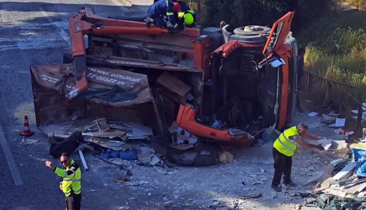 Κίνηση-τώρα:-Προβλήματα-στη-Βουλιαγμένης-λόγω-ανατροπής-φορτηγού-–-«Κόκκινος»-ο-Κηφισός