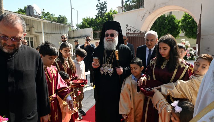Με-σύνθημα-το-“Χριστός-Ανέστη”-ο-λαός-της-Αλεξανδρέττας-υποδέχθηκε-τον-Πατριάρχη-Αντιοχείας