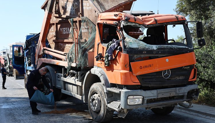 Βίντεο-από-την-απομάκρυνση-του-φορτηγού-που-αναποδογύρισε-στη-Βουλιαγμένης