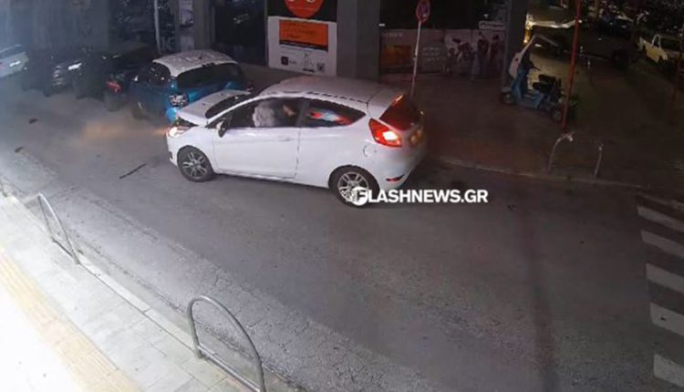 Βίντεο-από-τη-στιγμή-που-αυτοκίνητο-πέφτει-πάνω-σε-τρία-σταθμευμένα-οχήματα-στα-Χανιά