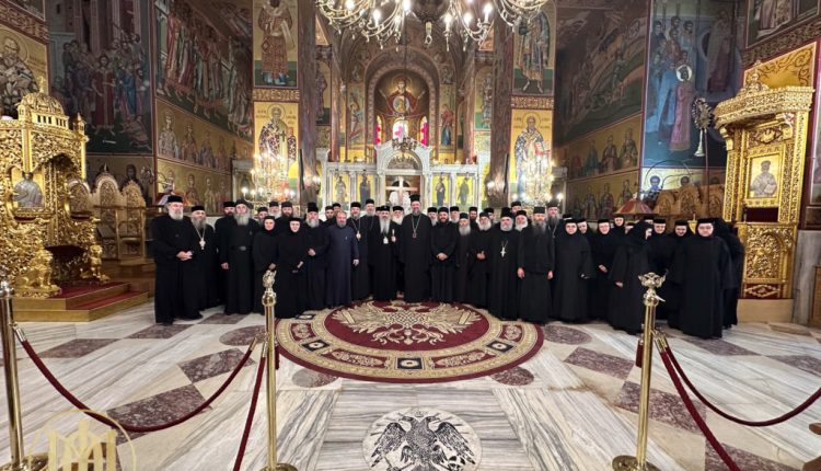 Ο-Αρχιεπίσκοπος-Θεοφάνης-και-ομάδα-προσκυνητών-από-το-Ιάσιο-στη-Θεσσαλονίκη