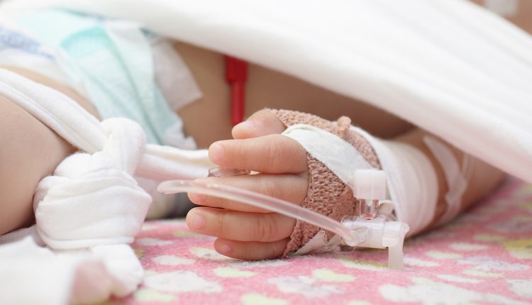 Διασωληνωμένο-αγοράκι-στα-Χανιά-μετά-από-επίθεση-σκύλου-–-Τον-δάγκωσε-στο-πρόσωπο-και-το-κεφάλι