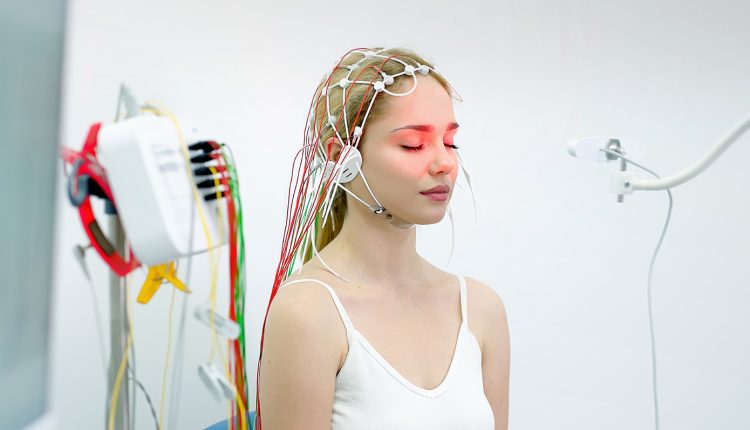 Επανάσταση-στην-ιατρική-τεχνολογία:-Σύστημα-eeg-λειτουργεί-μόνο-με-τη-θερμότητα-του-ανθρώπου