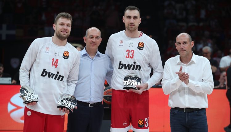 Ολυμπιακός-–-Μονακό:-Οι-Αγγελόπουλοι-βράβευσαν-Βεζένκοβ-και-Μιλουτίνοφ-πριν-το-τζάμπολ