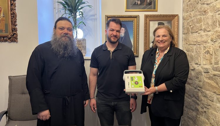 Παράδοση-απινιδωτή-στον-Ιερό-Μητροπολιτικό-Ναό-Αγίου-Σπυρίδωνος-Μεσολογγίου-εν-όψει-της-άφιξης-της-εικόνας-«Άξιον-Εστί»