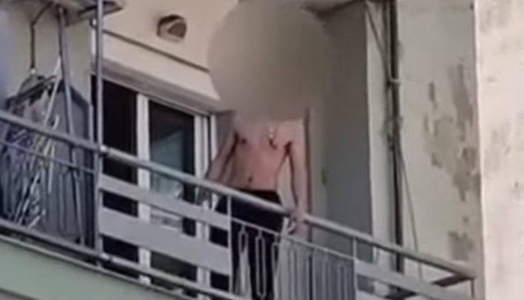 Συναγερμός-στη-Θεσσαλονίκη:-20χρονος-απειλεί-να-πέσει-από-τον-τρίτο-όροφο-πολυκατοικίας-–-Πετάει-με-μανία-αντικείμενα-στο-δρόμο