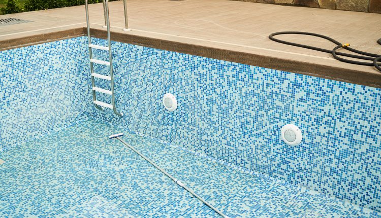 Ατύχημα-σε-ξενοδοχείο-στα-Μάλια:-Εργαζόμενος-έχασε-τις-αισθήσεις-του-και-έπεσε-σε-άδεια-πισίνα-2,5-μέτρων