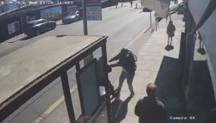 Η-στιγμή-της-αιματηρής-επίθεσης-με-μαχαίρι-σε-δύο-Εβραίους-σε-στάση-λεωφορείου-στο-Λονδίνο