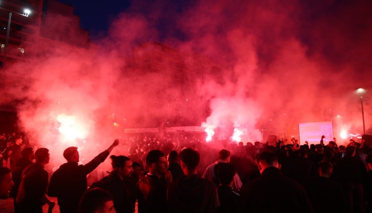 Μπιλμπάο-–-ΠΑΟΚ:-Χαμός-στην-πλατεία-Ναυαρίνου-για-τον-τελικό-του-fiba-europe-cup