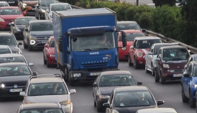 Κίνηση-τώρα:-«Κόκκινος»-ο-Κηφισός,-μποτιλιάρισμα-σε-πολλούς-δρόμους-της-Αττικής-και-καθυστερήσεις-στην-Αττική-Οδό
