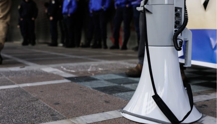 Πρωτομαγιά:-Απεργιακό-«μπλόκο»-σε-πλοία-και-λιμάνια-–-Ακινητοποιημένα-Μετρό,-Ηλεκτρικός,-Τραμ-και-Προαστιακός