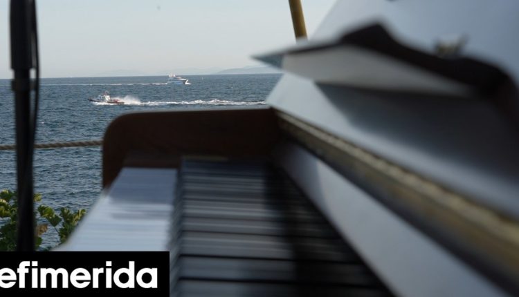 Ένα-πιάνο-δίπλα-στη-θάλασσα:-Βιρτουόζοι-και-ταλέντα-παίζουν-σε-δημόσιους-χώρους-Δωρεάν-συναυλίες