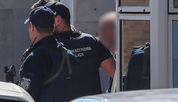 Τον-χειμώνα-σχεδίαζε-τις-επιθέσεις-σε-ΕΦΚΑ-και-Πρωτοδικείο-για-να-κρύψει-το-όπλο-σε-καμπαρντίνα-–-Σήμερα-στον-ανακριτή-ο-89χρονος