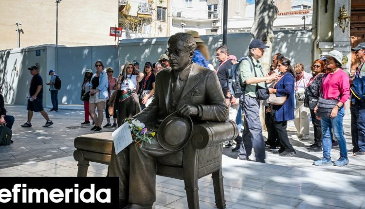 Κοσμοσυρροή-για-να-καθίσουν-στο-παγκάκι-πλάι-στον-Καβάφη:-Το-ολόσωμο-άγαλμα-σε-φυσικό-μέγεθος-στην-Αθήνα-[εικόνες]